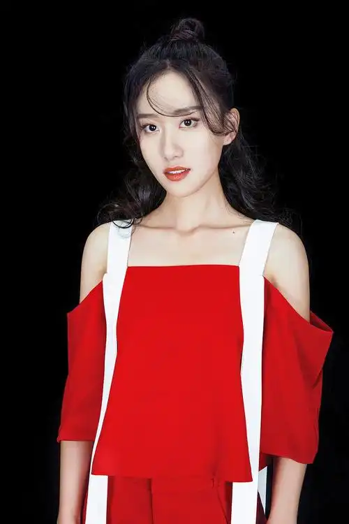 邝晓彤红衣写真帅气来袭 眼眸灵动绽放纯净魅力