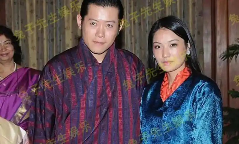 40岁不丹国王真可爱用手指在30岁王后衣袖上画圈圈爱得很纯真