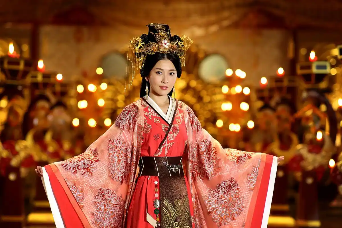 公元前115年,战神卫青32岁,他与43岁,历经三次婚姻的寡妇平阳公主喜结