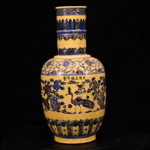 大明正德年制素三彩凤凰牡丹纹净水瓶