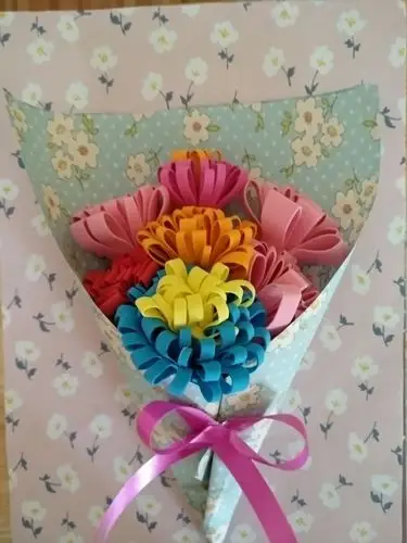 太磷幼儿园大班的宝贝们也亲手制作了送给妈妈的礼物——美丽的康乃馨