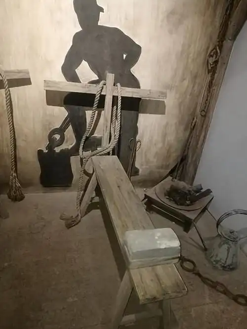 古代"老虎凳"到底有多恐怖?只需3块砖头,就能令犯人招供