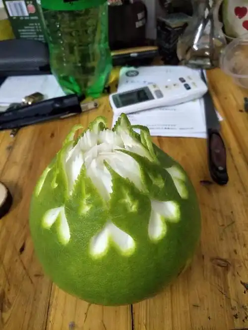 无人问津的苦柚子,经过水果艺术师手价值瞬间提升百倍