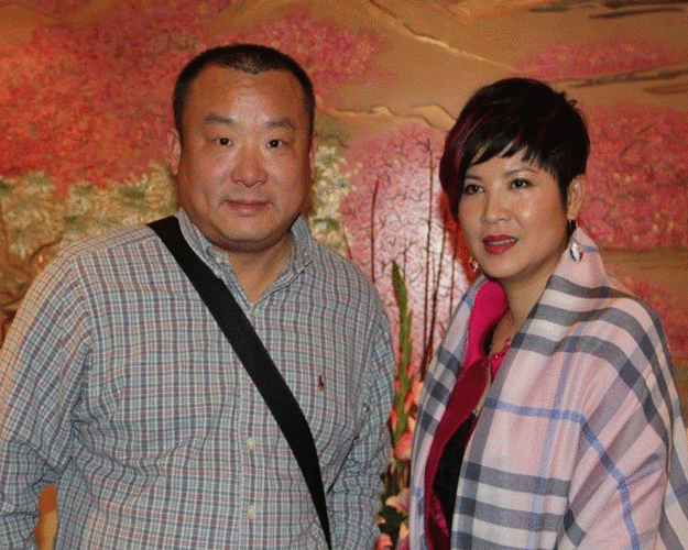 同时下海经商,她的第一任丈夫也是搞音乐的,是杭天琪的初恋,他叫