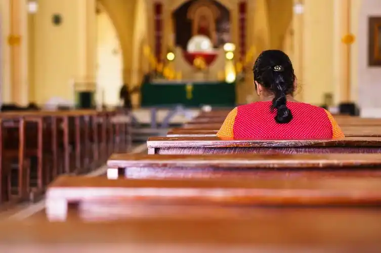 尼干布教堂里做礼拜的妇女.