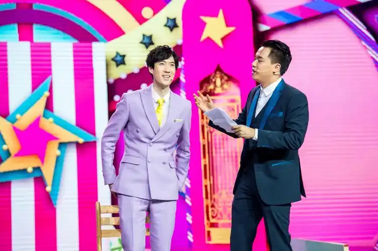 《笑声传奇》白凯南模仿宋小宝 大张伟穿辣眼旗袍