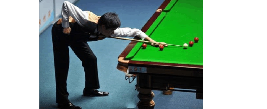 台球技巧图解-站姿握杆击球姿势