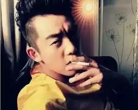 可劲的嘬李易峰荧幕吸烟照爆火抽烟的明星谁更帅