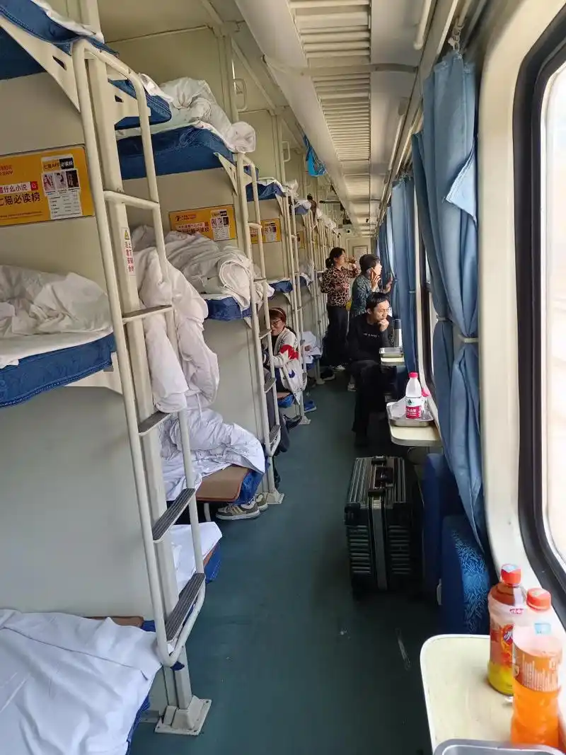 坐普速火车好 前天下午六点多,从昆明乘坐k138次旅客列车,卧铺下铺