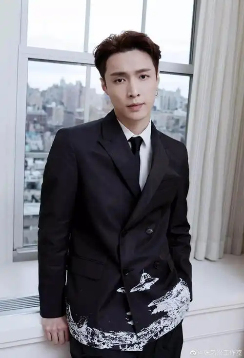 温暖我世界的少年,张艺兴图片高清壁纸 锁屏(张艺兴高清壁纸 明星