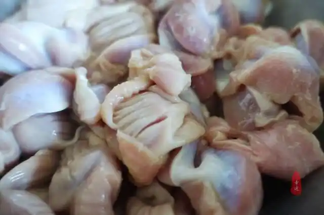 鸡胗子具有味道鲜美,口感柔韧等特点,是个过年的下酒菜