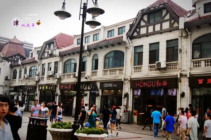 滨江道步行街是中国最长的商业步行街,大商场,小精品店,林林总总比萌