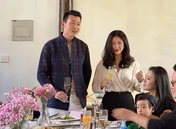 朱珠老公晒父女同框女儿嘴馋紧盯爸爸王昀佳喝咖啡不忘帮拿奶嘴