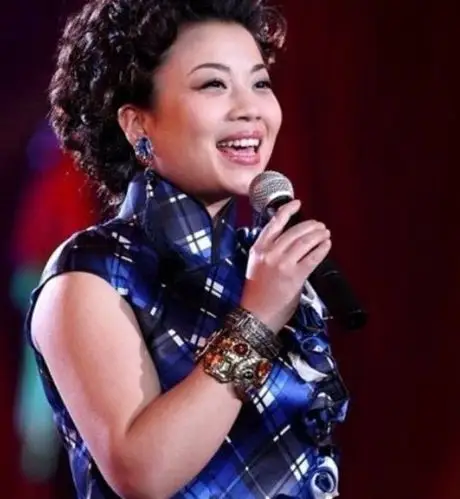 她是国宝级歌唱家因一事和前夫离婚现一直单身令人惋惜