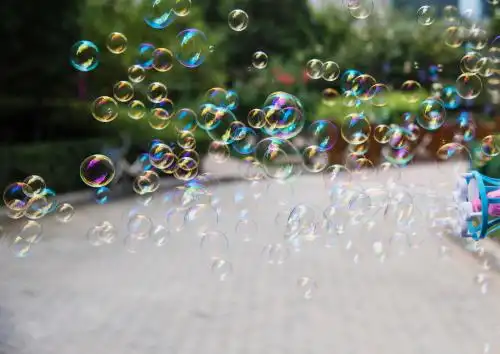 漂浮在空中的彩色泡泡