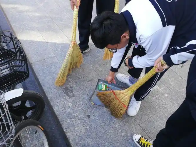 同学们认真地打扫卫生,在劳动中学习,学校是我家,文明靠大家.