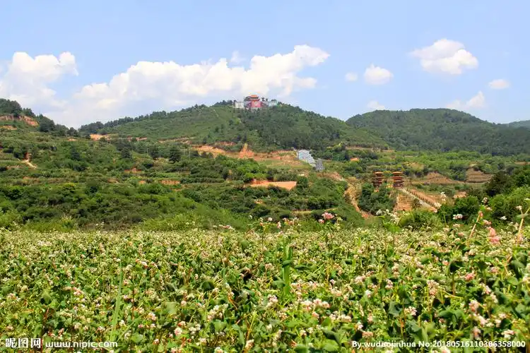 蓝天下的大山风光图片