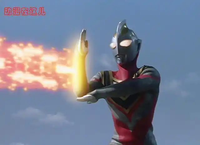 接收了阿古茹海洋之力的盖亚,变身而成的v2型,不仅胸口的铠甲变成了