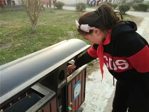 "捡起一片垃圾,传播一份文明"——铜山区刘集实验小学