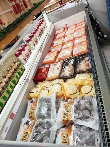 宜都店冷冻陈列,端头8个,一组冰柜和4个端头坏了,冰品未到货