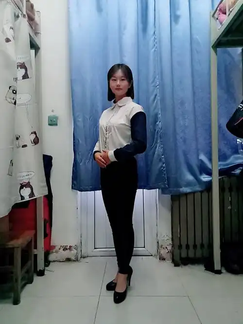 丁字步腹前握指式站姿(正面)