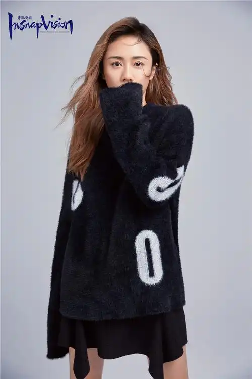 今日,刘芸曝光了一组初秋时尚杂志大片,身穿工装连体裤配黑色短靴