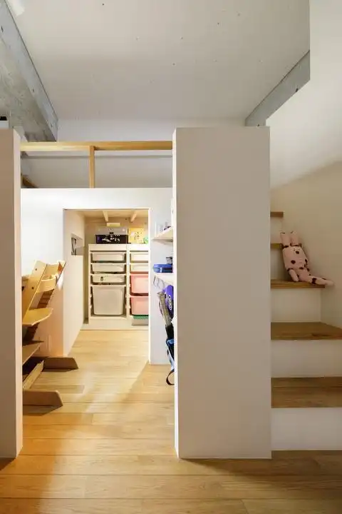 阁楼下面凹进去的地方,都可以用来悬挂衣服,空间一点不浪费.