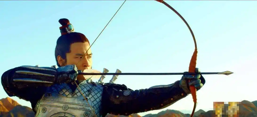 古代牧游骑兵骑着马射箭,非常的飒爽,战场上百步穿杨.