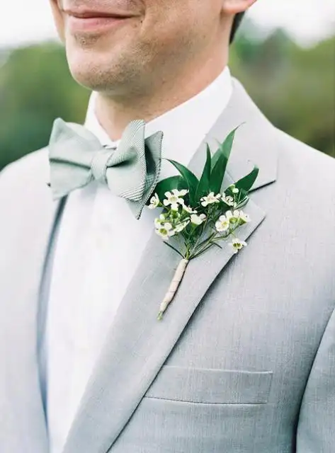 胸花到底该怎么戴十有九错别让新郎一朵胸花毁了你完美婚礼哦