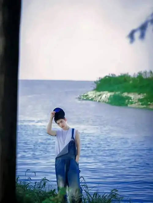 肖战背带裤造型引发热议,单肩背带裤到底好穿不