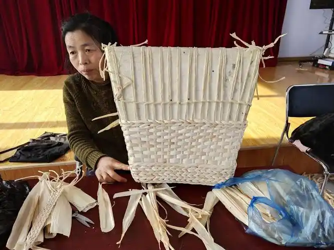 一片玉米叶编织出生活用品,旅游产品.