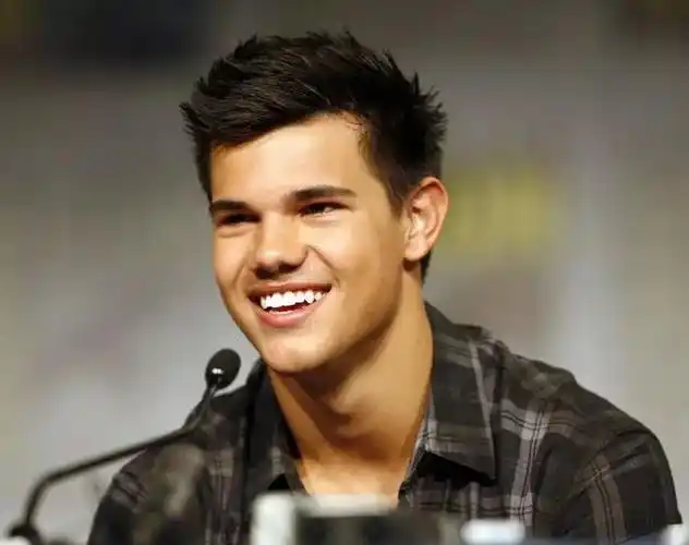 暮光之城狼人雅各回忆爆红的日子十年不敢上超市怕被认出