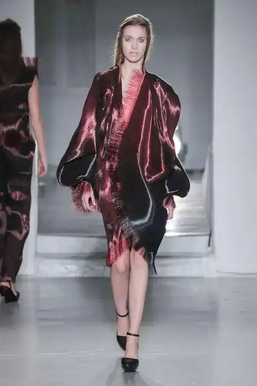 见过遇水就溶解的衣服吗时装秀中模特逐渐溶直赤裸简