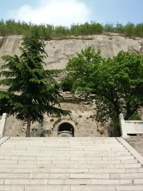 在方圆数十里内共有北齐石窟三处——北响堂,南响堂和小响堂(水浴寺)