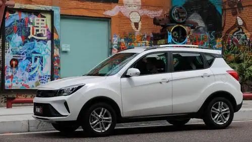 内饰也是延续了现款车型的造型,在方向盘,挡把等地方的细节进行了调整