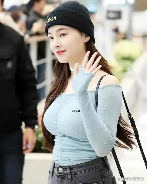 李承利,那位韩国的女艺人,身材微胖,脸蛋精致,她的美丽如同一朵独特的