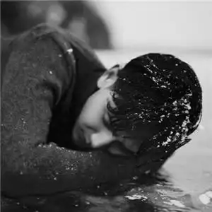 微信男生颓废伤感黑白头像图片 高清颓废伤感的黑白男头