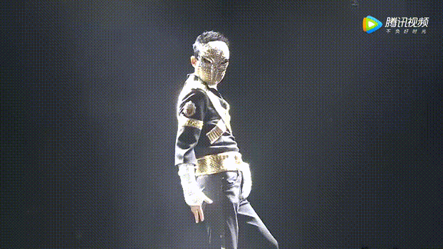 撒钱,摸肉,抽耳光,这样的年会就是一场小丑蹦迪