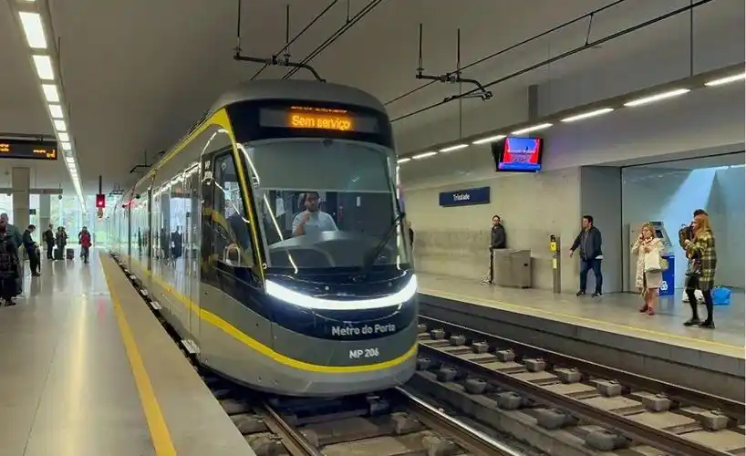 中车唐山公司葡萄牙波尔图地铁列车空载试运行