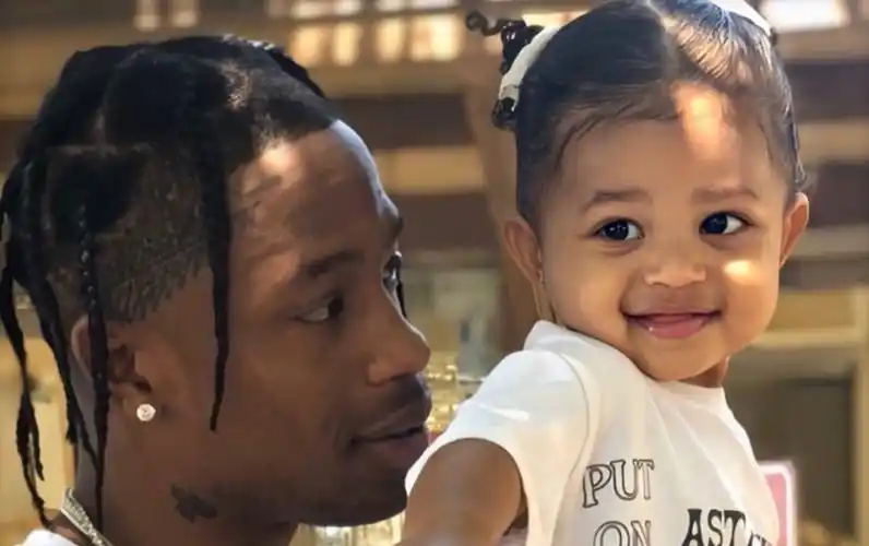 travisscott和女儿stormiwebster甜甜时刻