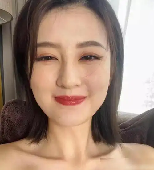 但是,看到乔欣的真实面貌使网友感到钦佩,因为她敢挑战自己素颜出镜