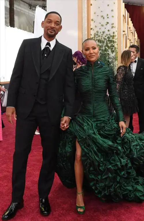 威尔史密斯妻子晚宴造型扳回一局!金色斗篷裙惊艳,被史皇宠上天