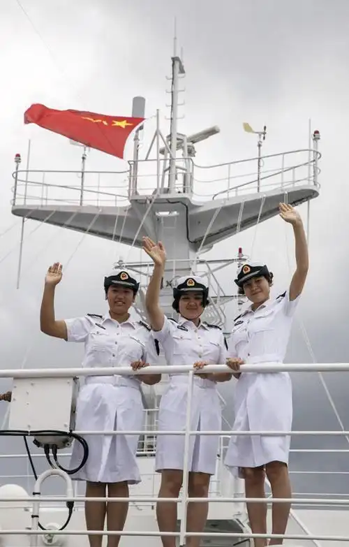 海军首批3名维吾尔族女水兵远航超15万海里图