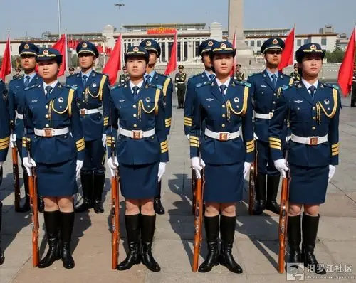 美女集中营:解放军首批仪仗女兵执行外交礼仪接受检阅