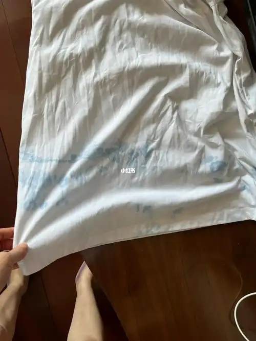 完了我的牛仔裤把老公的白t染成这样了