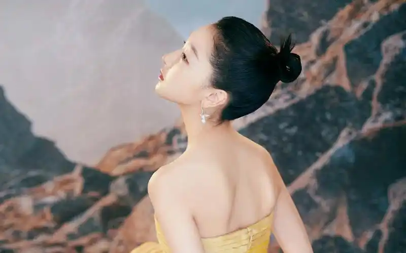 周冬雨性感灵动写真桌面壁纸高清大图预览1920x1200_大陆明星下载_美