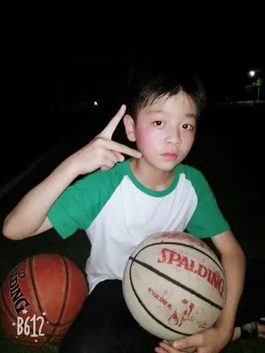 嗯,没错,打篮球的男生最帅啦,听我说了这句话,还真的去打篮球了