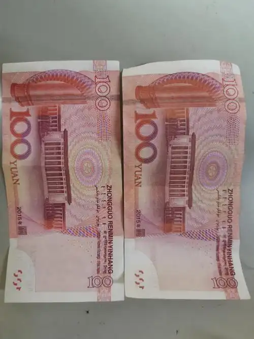 收到一张新版100假币