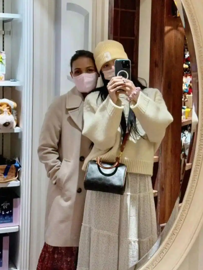 lisa妈妈晒对镜拍合照 太有爱啦!