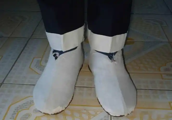 人们会用白孝布把平时穿的鞋子鞔起来,封一圈,称为孝鞋,有的地方也叫"